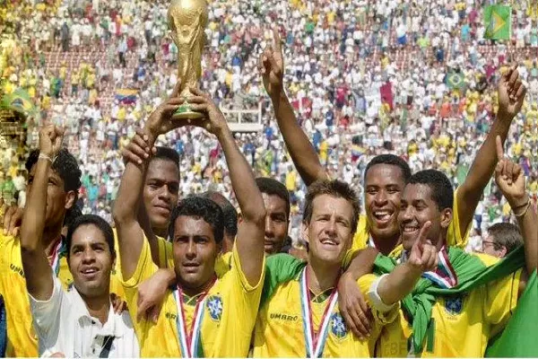 foto del plantel de Brasil en 1994  con la copa