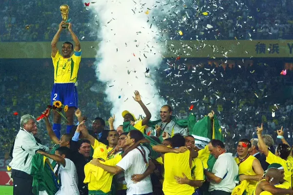 foto del plantel de Brasil en 2002 con la copa
